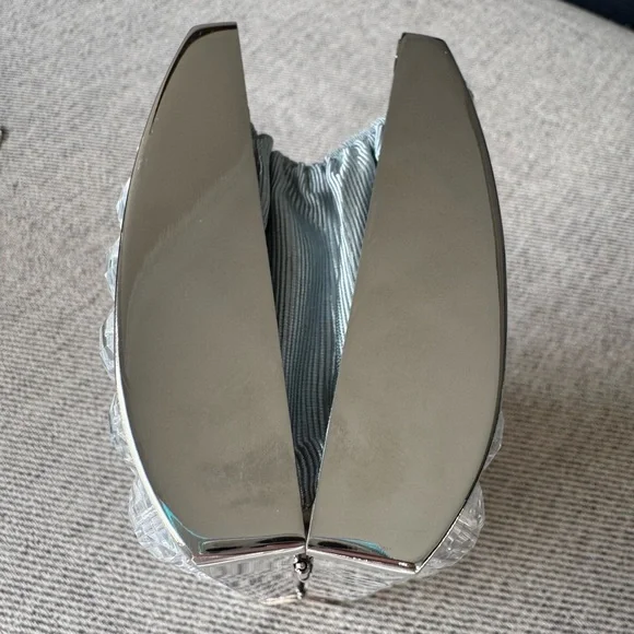 La Regale Elegant Silver Clutch Bag - Picture 12 of 15